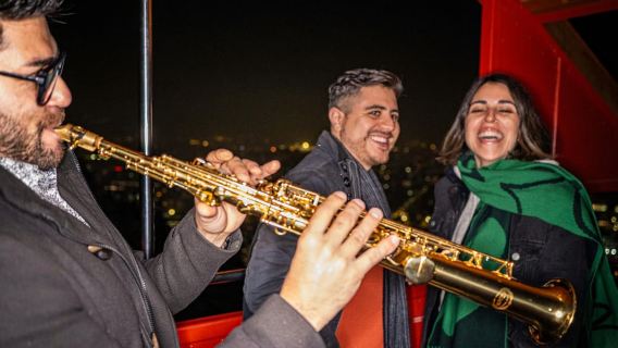 Atardecer en el Funicular: Vino, Música y Cueca en Santiago