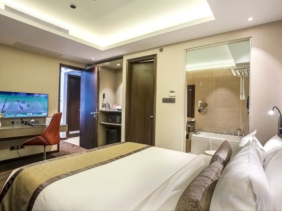 Best Western Plus Maple Leaf Room Type - Deluxe King Room