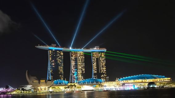 Tour privato: giro turistico notturno con crociera sul fiume