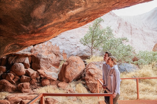 Chuyến đi nửa ngày ngắm hoàng hôn và chân núi Uluru (Ayers Rock) kèm bữa tối BBQ ngoài trời