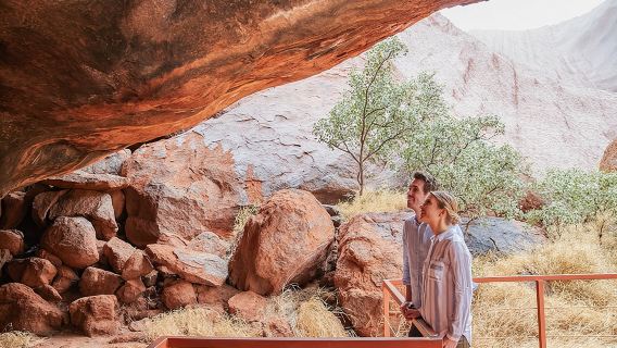 Chuyến đi nửa ngày ngắm hoàng hôn và chân núi Uluru (Ayers Rock) kèm bữa tối BBQ ngoài trời