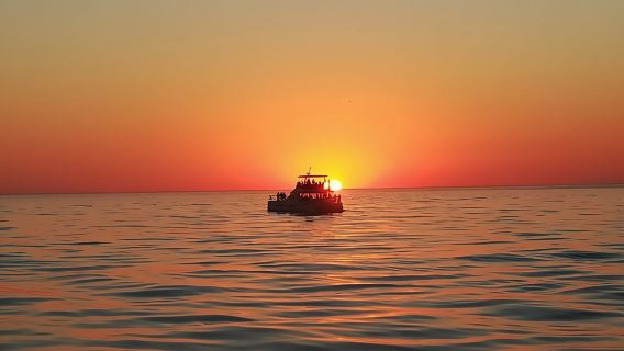 Du thuyền ngắm hoàng hôn sang trọng với rượu Prosecco