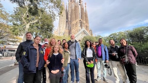 Barcelona in 1 Day: Sagrada Familia, Park Guell,Old Town & Pickup Day Tours