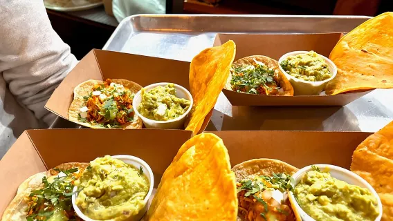 Tour gastronómico en tranvía y Mercado Findlay con Riverside Food Tours