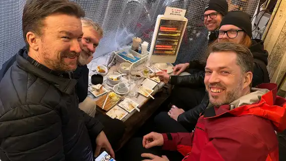 เพลิดเพลินกับอาหารมื้อค่ำสุดอร่อยกับคนท้องถิ่นในโอซาก้ายามค่ำคืน (แขก 6 ท่านหรือน้อยกว่า!)