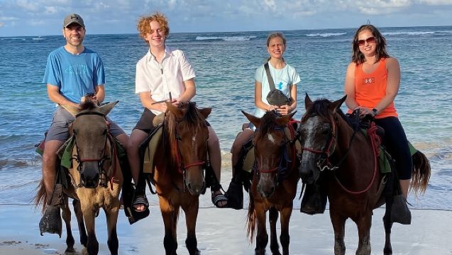 Balade à cheval au coucher du soleil sur la plage de Punta Cana