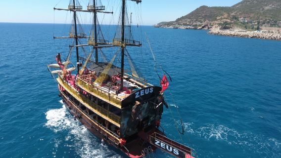 Passeio de Barco Pirata em Alanya com Churrasco, Bebidas Refrigerantes Ilimitadas, Animação e Transfer de Ida e Volta