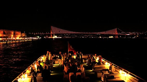 Istanbul: Bosporus-Dinner-Kreuzfahrt mit türkischer Show