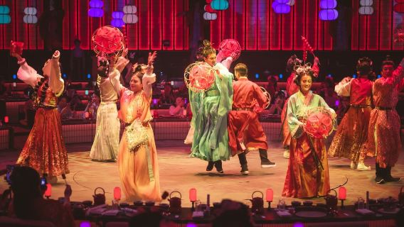 Hangzhou Paleisbanket: Een meeslepende ervaring van een oud Chinees keizerlijk feestmaal (traditionele muziek- en dansvoorstellingen + visueel spektakel + culinaire hoogstandjes + optionele, verfijnde make-up en styling in historische kostuums).