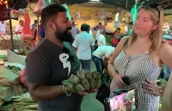 與村裡一家人一起做飯