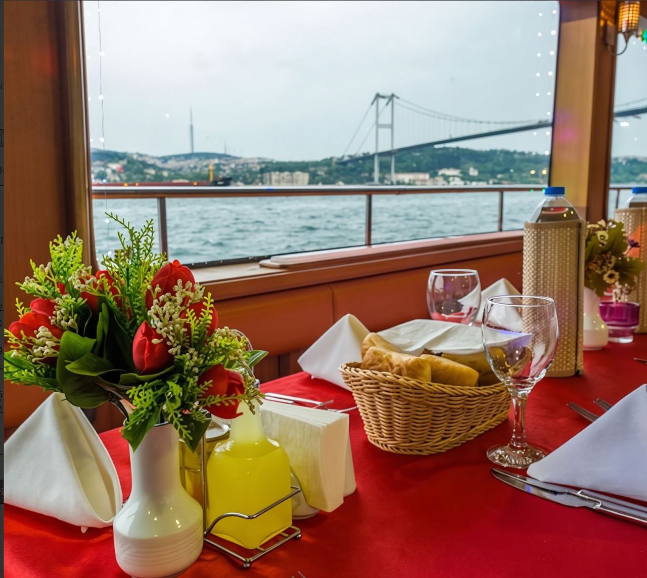 ボスポラス海峡ディナー遊覧船とトルコナイトショー