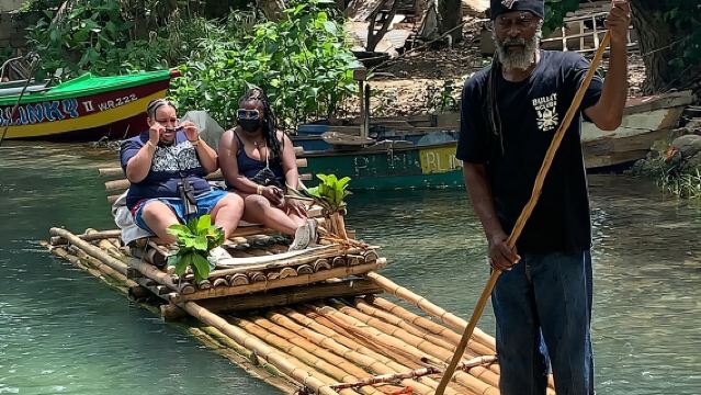 ประสบการณ์ล่องแพไม้ไผ่ในแม่น้ำจากโอโชริโอส