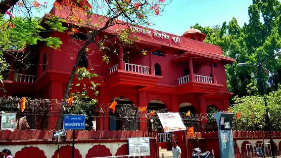 Pune Walking Tour with a Punekar