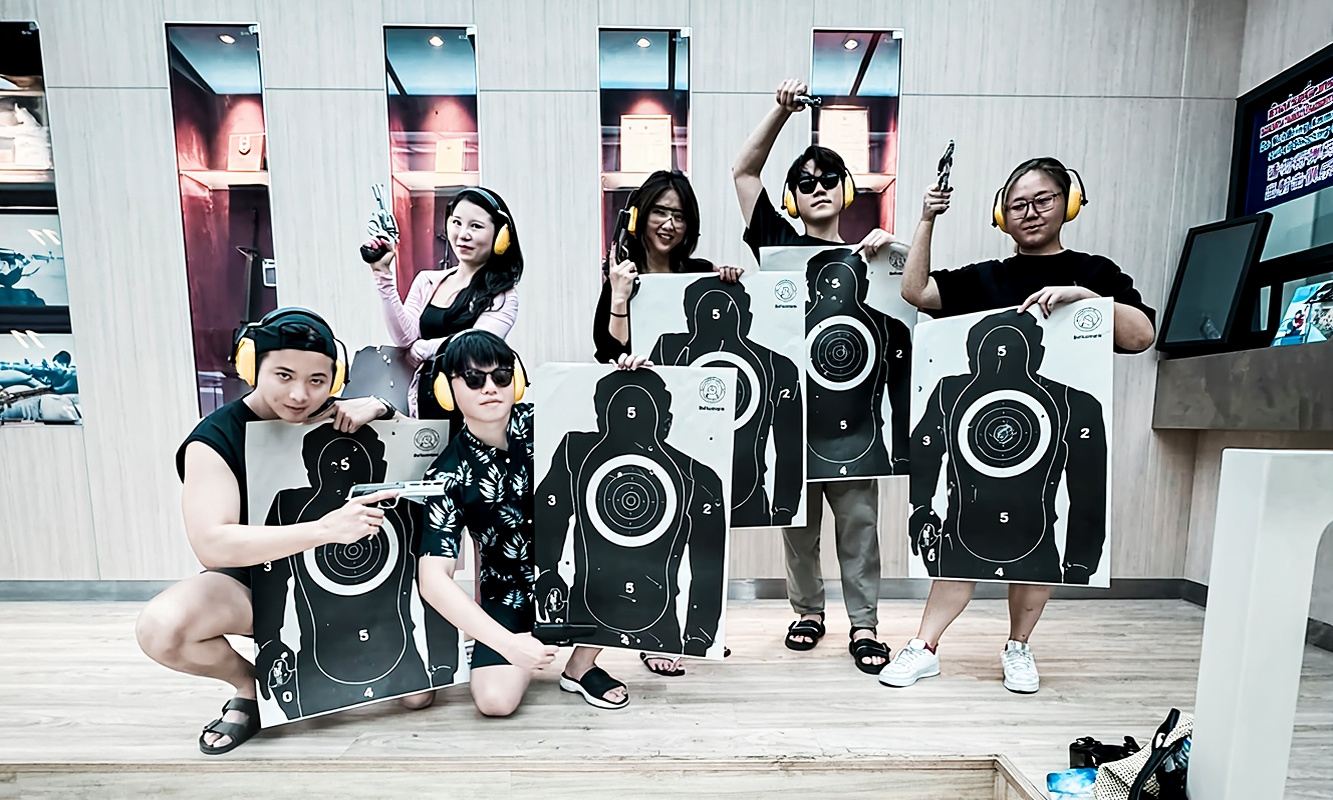 Thailand viaggi Pattaya Tiffany's Indoor Shooting Range poligono di tiro con armi da fuoco centro esperienze