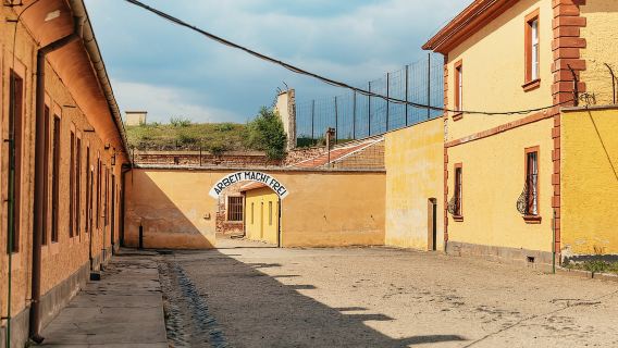 Da Praga: visita guidata al campo di concentramento di Terezin con audioguida