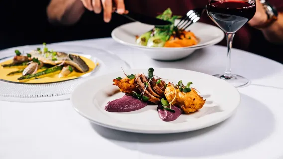 Prague: Chương trình Cabaret ngoạn mục với lựa chọn bữa tối 4 món