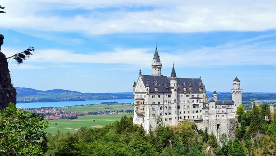 VIP Day Trip Neuschwanstein and Linderhof Castle from Munich 