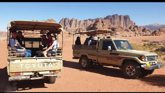 Excursion d'une journée en Jeep et nuitée dans le Wadi Rum