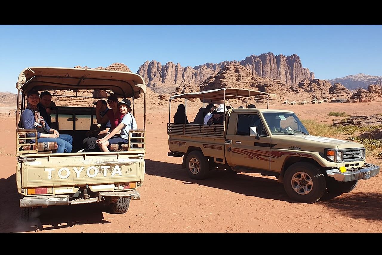 Excursión de día completo en jeep y pernocta en Wadi Rum
