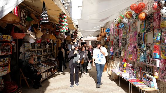 Shopping and walking tour in Bari