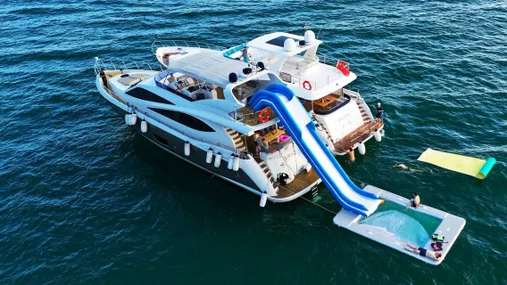 Noleggio yacht a Shenzhen: yacht di lusso a tre ponti da 82 piedi con KTV a Dameisha (1-10 passeggeri) a noleggio. [Bevande + piatto di frutta + esperienza di guida] per compleanni, proposte di matrimonio, ecc.