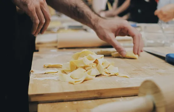 從羅馬出發，前往弗拉斯卡蒂體驗義大利麵製作、葡萄酒品嚐和晚餐。