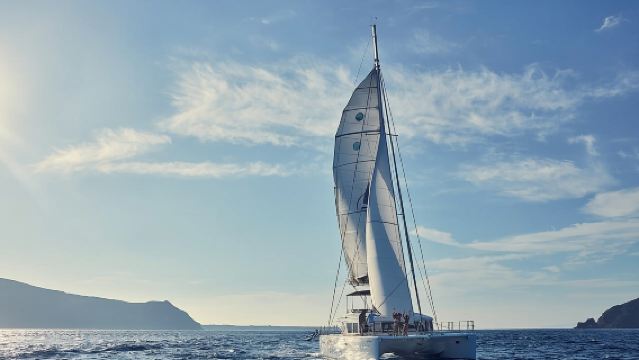 Kapal Pesiar Mewah Katamaran Sunset Santorini dengan BBQ, Minuman, dan Transfer