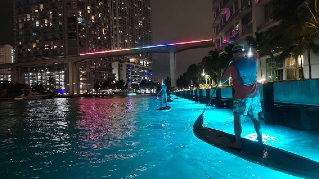 SUP o Kayak Notturno con Luci della Città di Miami