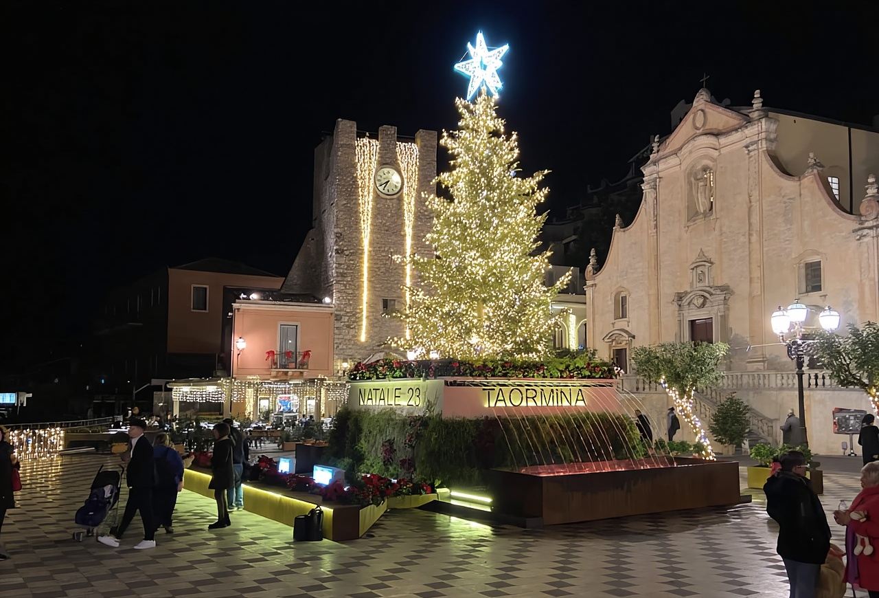 Taormina di sera: tour privato con illuminazione e degustazione
