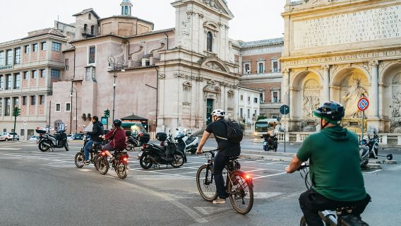 Roma: Experiencia en bicicleta eléctrica al amanecer con degustación de café