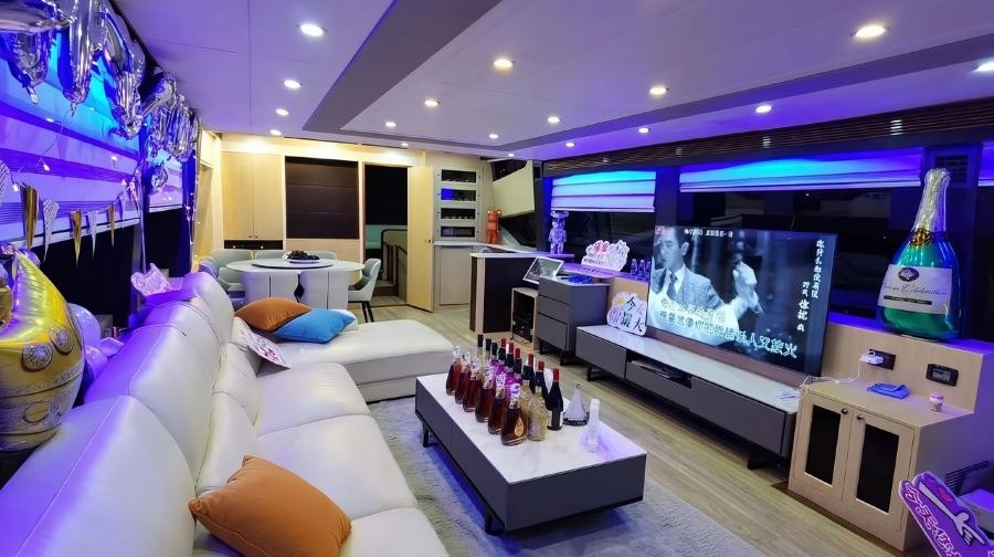 【特色求婚圓桌選項17666】廣州86英尺豪華遊艇包船求婚（含遊艇求婚場景佈置+遊艇用餐“7-10人份”+跟拍