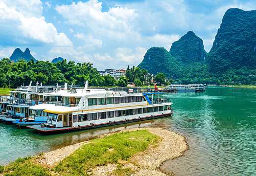 Guilin-Yangshuo Private Day Tour: Lower Cabin of a 4-Star Li River Cruise + West Street