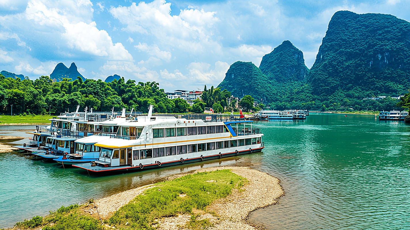Guilin-Yangshuo Private Day Tour: Lower Cabin of a 4-Star Li River Cruise + West Street