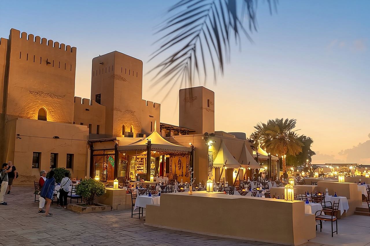 Royal Sahara Luxury Desert Safari Camp con stile da castello + cena deliziosa, trasferimento e spettacoli