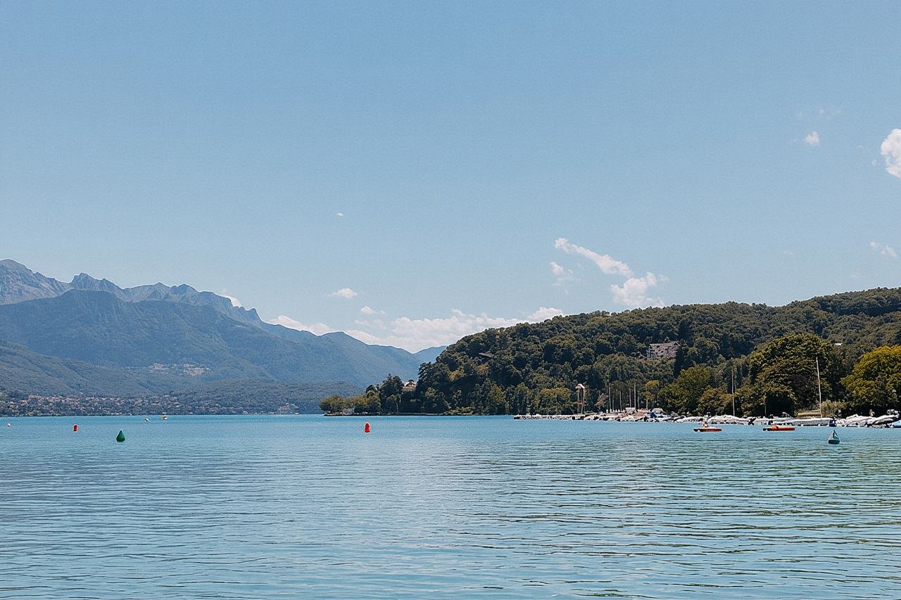 Pérouges & Annecy Private Day Trip with Food Tasting from Lyon