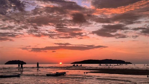 2.5-Hour Tanjong Aru Beach Paddleboard Tour [Tanjong Aru Sunrise and Sunset Paddleboarding 2.5 Hours in Kota Kinabalu / kayaking in Sabah, Malaysia]