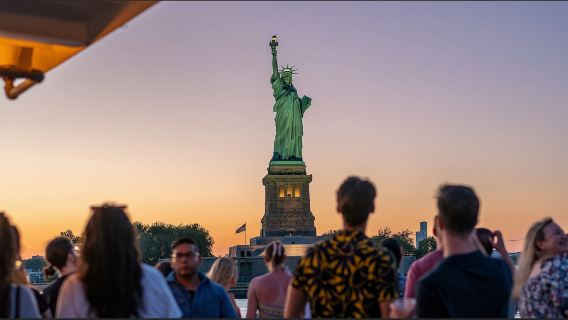 NYC: Bootsfahrt zur Freiheitsstatue bei Sonnenuntergang ohne Anstehen