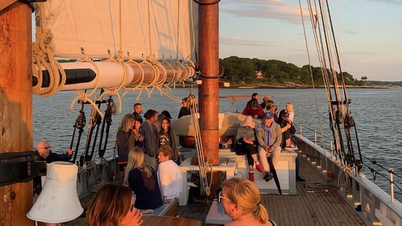 Portland, Maine: Windjammer-Kreuzfahrt bei Sonnenuntergang entlang der Küste