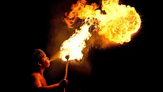 รับประทานอาหารค่ำที่ทะเลทรายอากาเฟย์ในแคมป์เบอร์เบอร์พร้อมชมพระอาทิตย์ตกและชมการแสดง