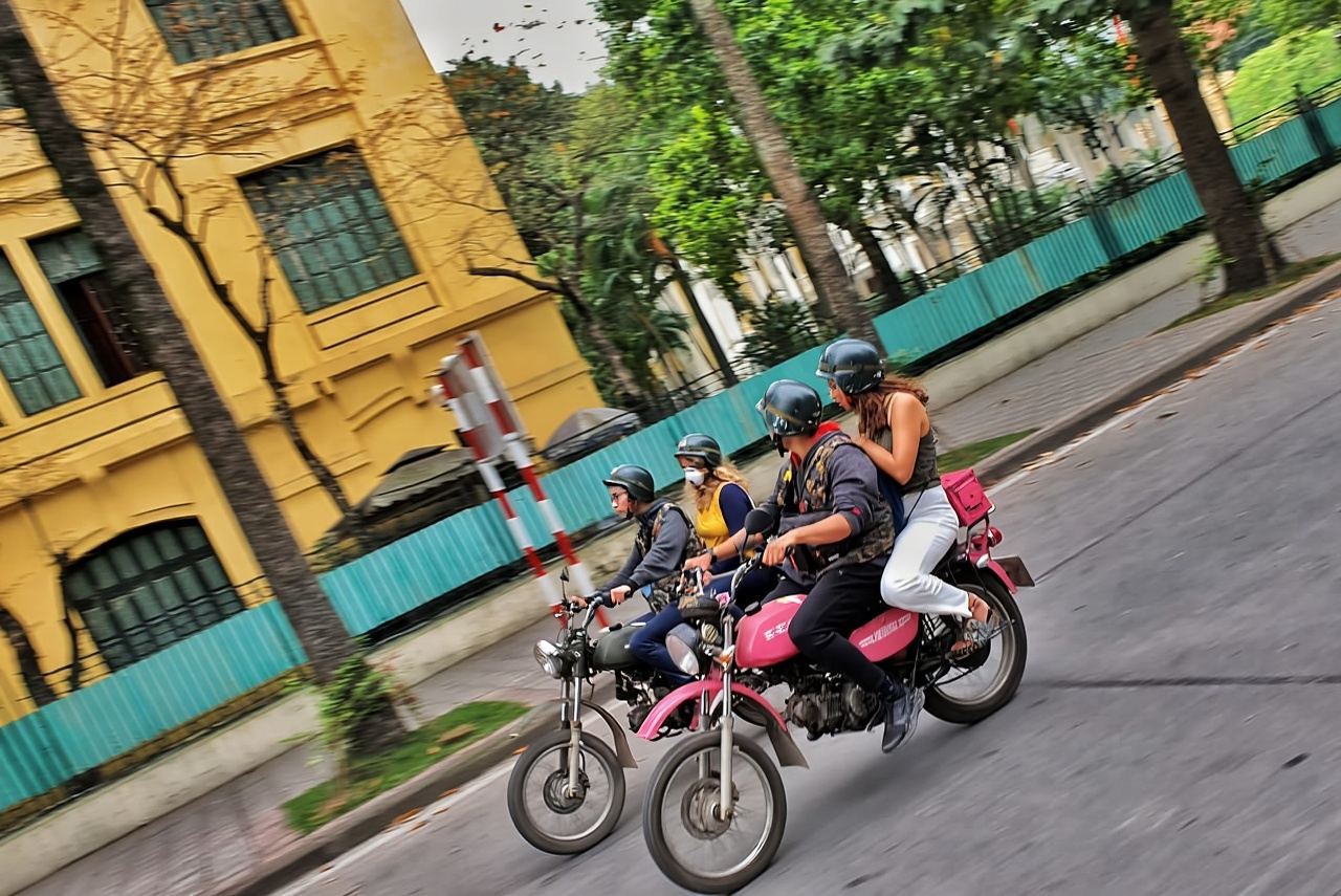 Cibo, cultura, visite turistiche e divertimento ad Hanoi in moto d'epoca