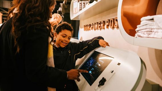 Lift Cerobong Asap di Pembangkit Listrik Battersea