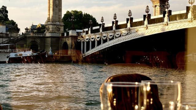 ปารีส: ล่องเรือดินเนอร์ริมแม่น้ำแซนแบบบิสโทรโนมิก