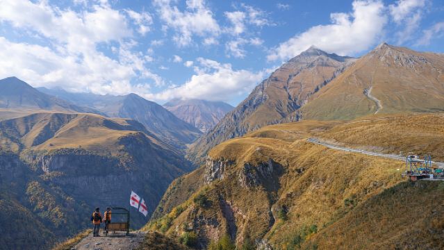 Von Tiflis: Tour nach Ananuri, Gudauri und Kazbegi mit Guide