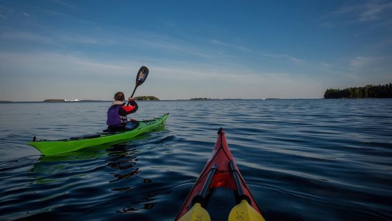 Helsinki: Midnight Sun Kayaking Tour with Campfire