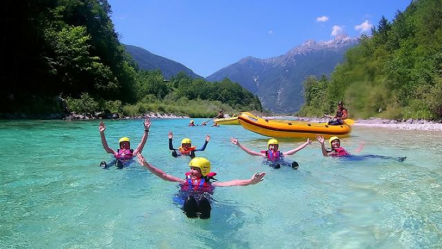 Descente en famille en rafting sur la rivière Soča