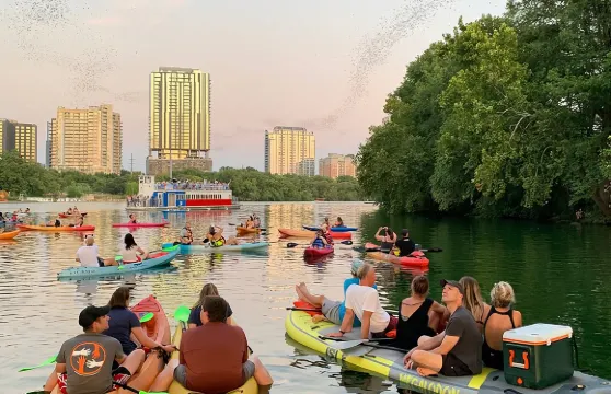 奧斯汀市中心巨型槳板日落之旅，與蝙蝠共賞。