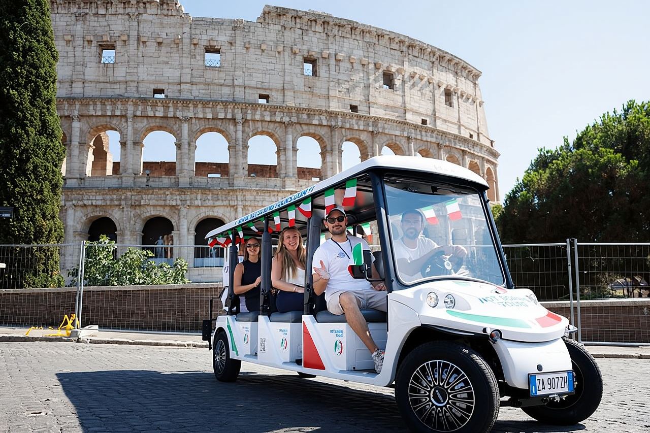 Divertente tour in golf cart con musica e gelato a Roma