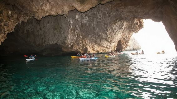 Kayak en Jávea con guía por Cala Granadella, cueva del llop marí, cala en caló