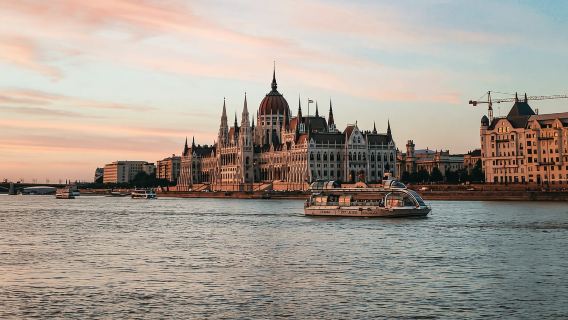Budapest: crucero turístico nocturno de 1 hora con bebida