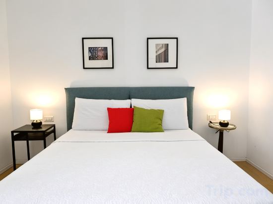At Home Navona Room Type - Premium Queen Room